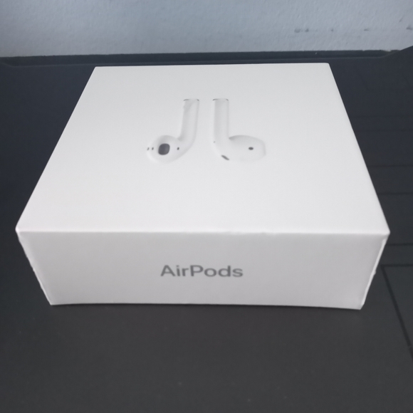 Apple Airpods w/ Charging Case - Picture 5 of 7